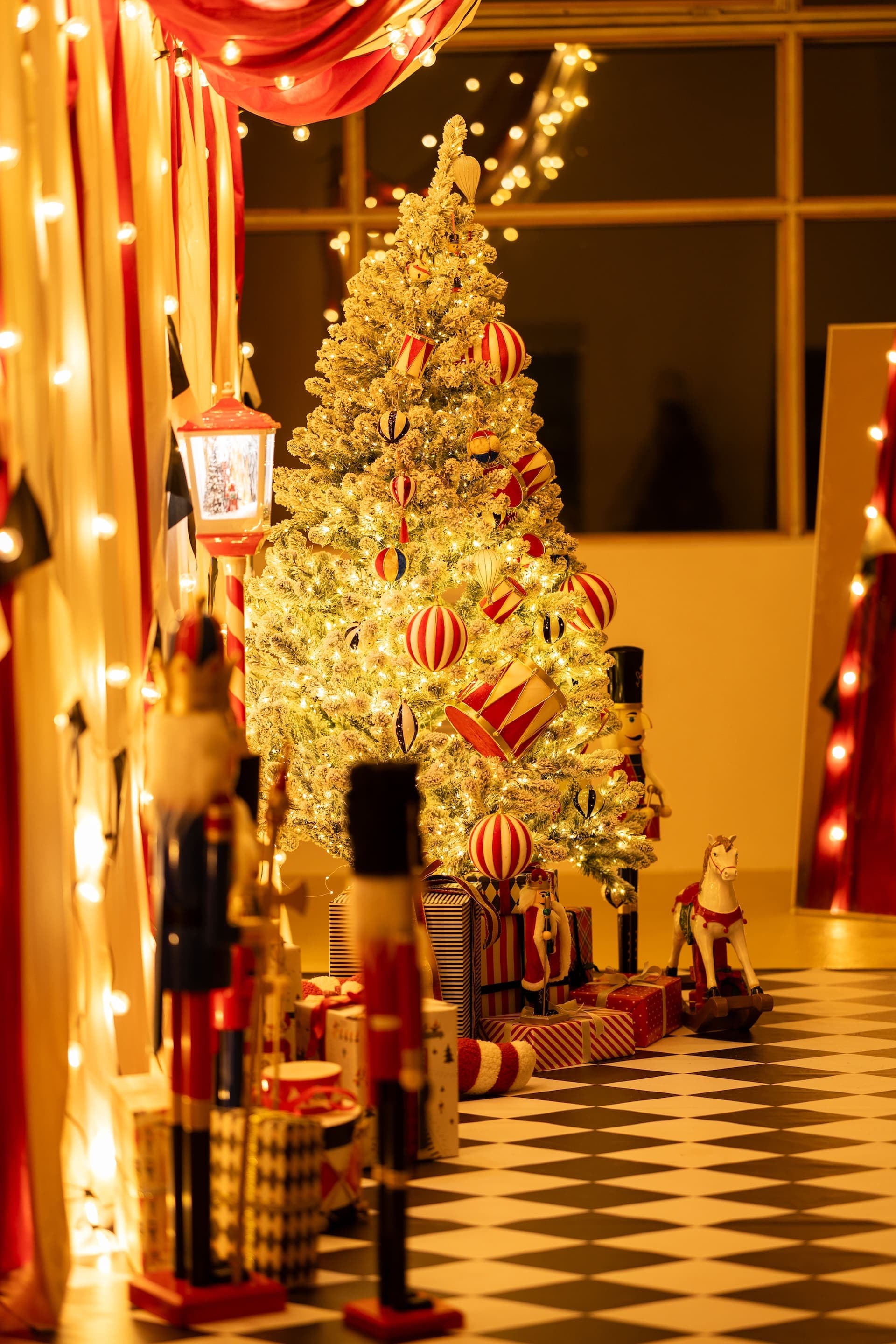 Новый год слева желтый свет