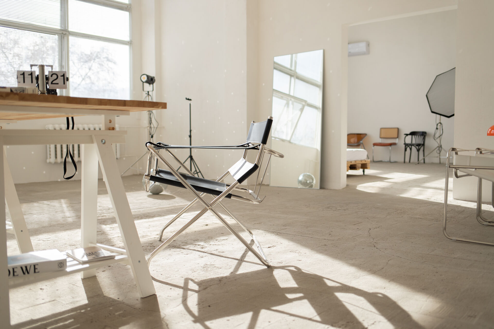 Икея подстолье стол в зале баухаус в фотостудии Chroma Владикавказ солнченые лучи